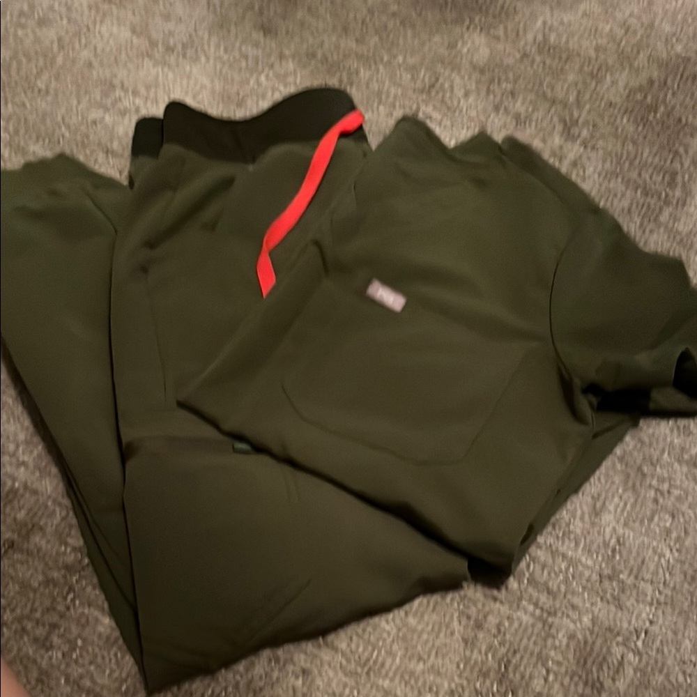 Women’s Figs scrubs. Olive green size small. Catarina top and Zamora joggers.